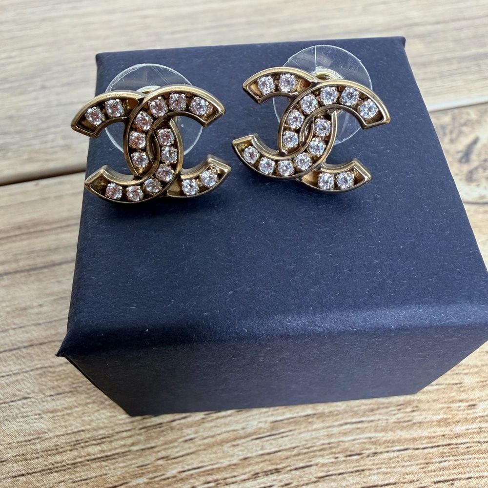 Authentic CHANEL CC Studded Earrings 2021 - Picture 12 of 13